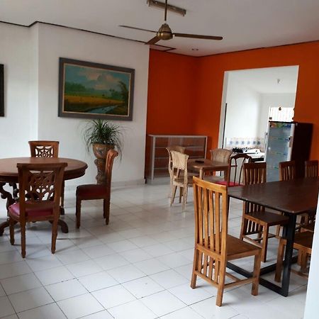 Хостел Anggrek Mas Bed & Breakfast Убуд Экстерьер фото
